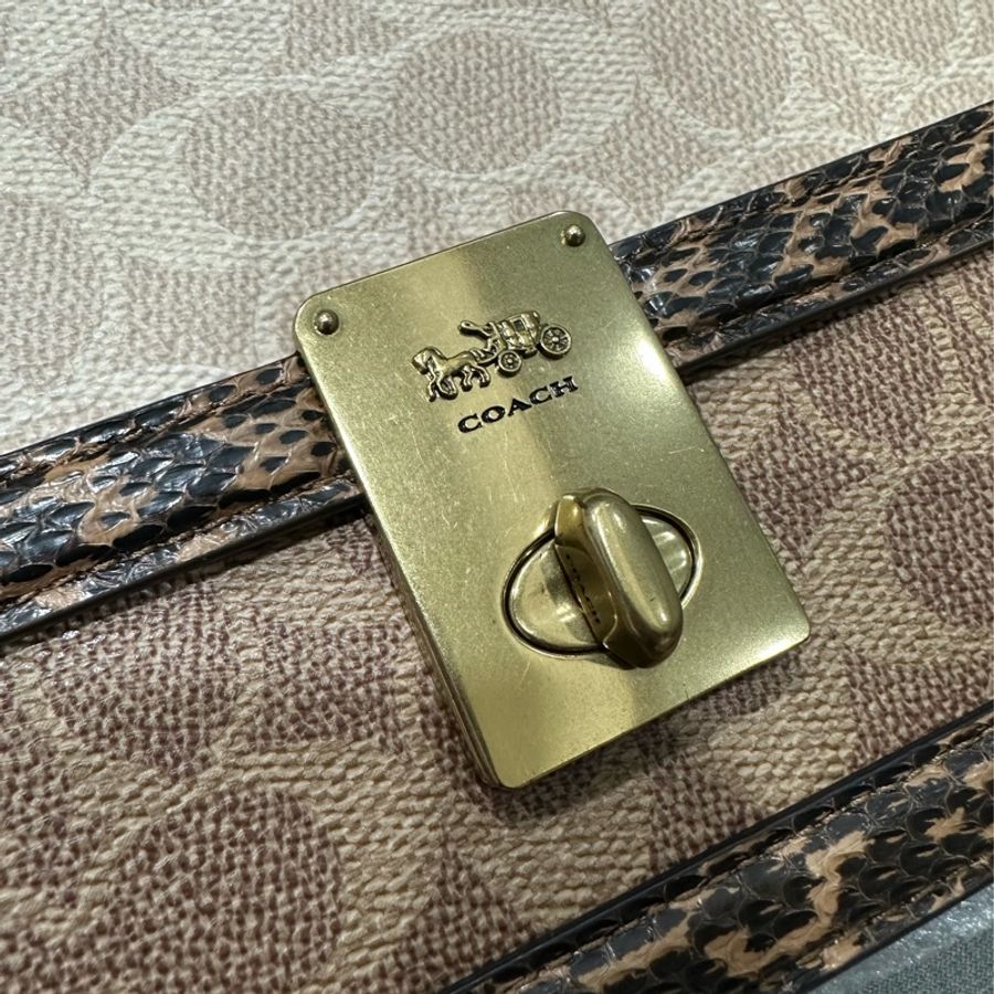 COACH HUTTON經典 SIGNATURE塗層帆布印花與蛇皮細節拼接肩揹包-9