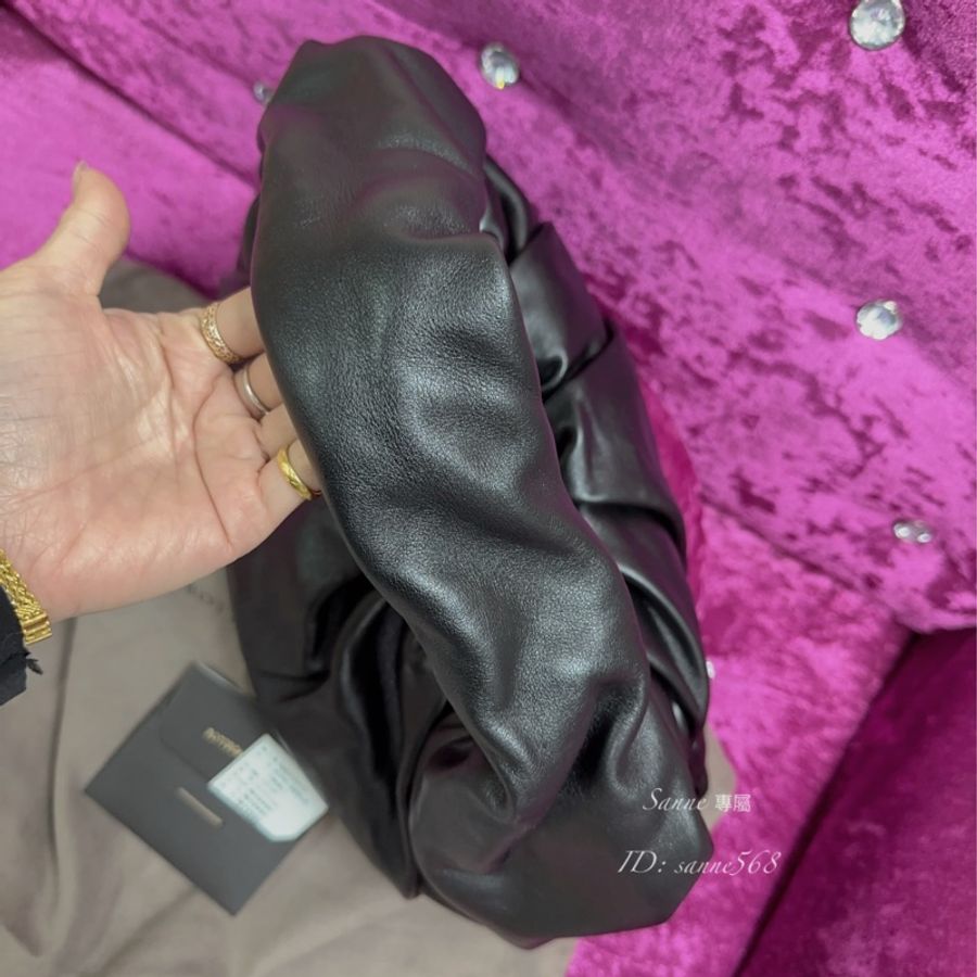 BV 黑羊皮磁吸雲朵手提腋下HOBO包-4