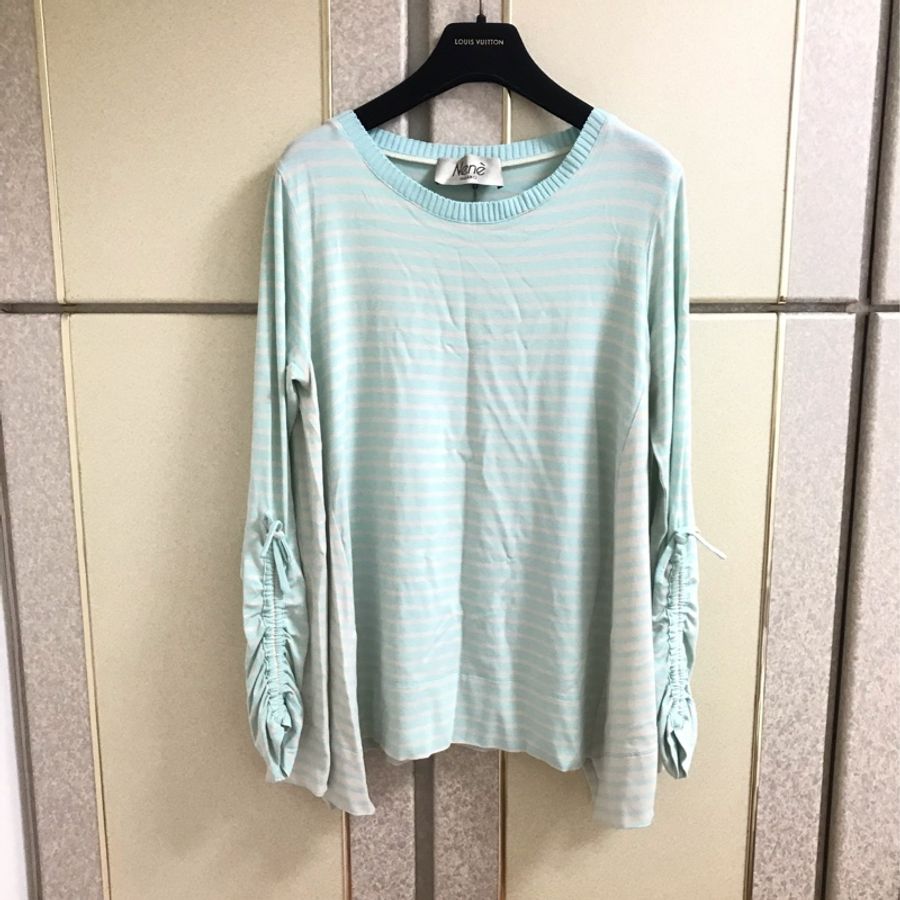 56)萬元精品米綠條文不規則上衣 M-L可穿 全新含吊牌-0