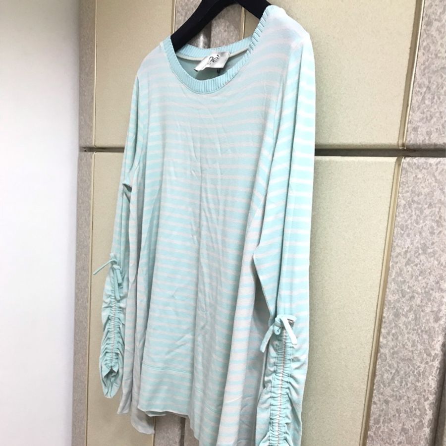 56)萬元精品米綠條文不規則上衣 M-L可穿 全新含吊牌-1