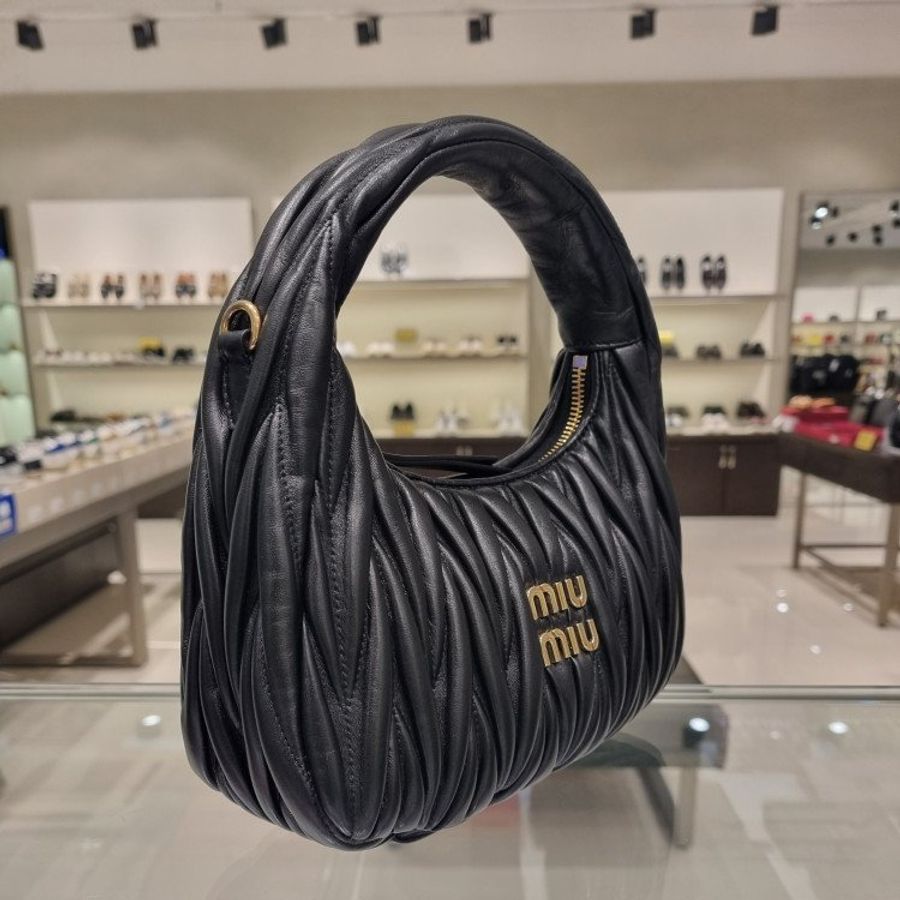 Miu Miu 5BC125 Wander Matelasse 納帕軟皮半月包 黑色《當季專櫃正售★全新商品 》-1
