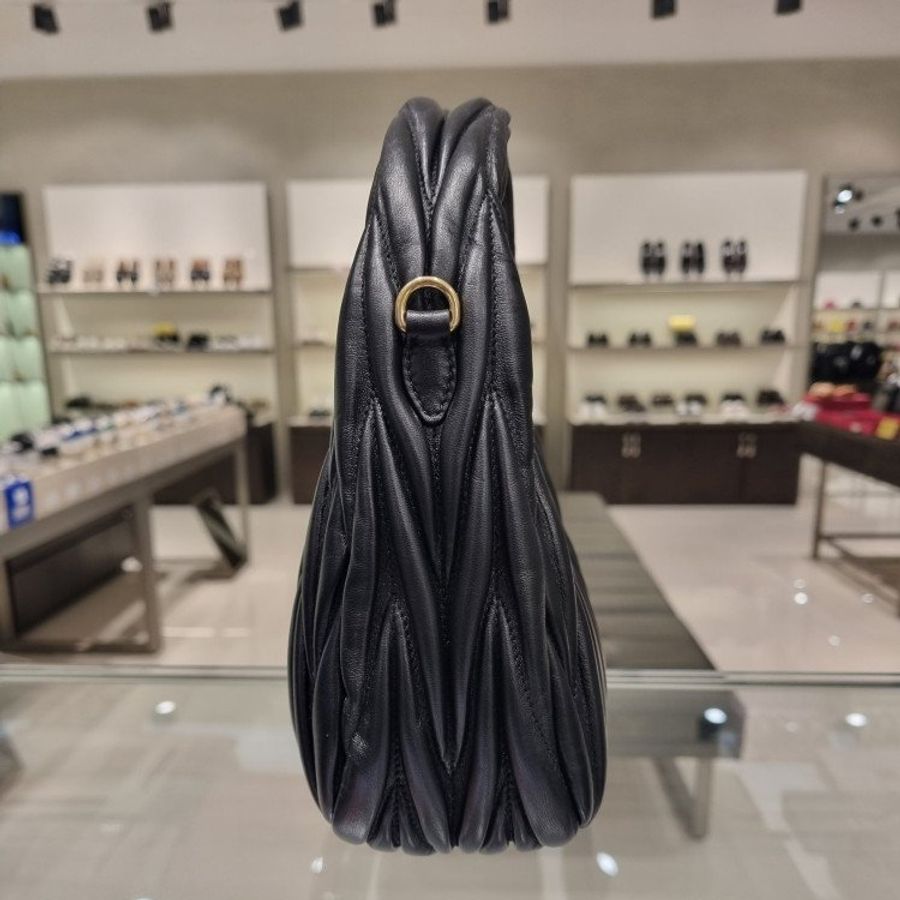 Miu Miu 5BC125 Wander Matelasse 納帕軟皮半月包 黑色《當季專櫃正售★全新商品 》-2