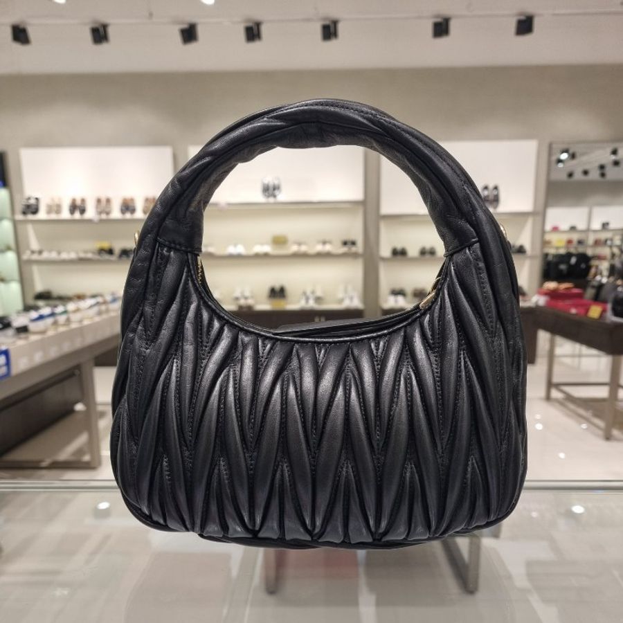 Miu Miu 5BC125 Wander Matelasse 納帕軟皮半月包 黑色《當季專櫃正售★全新商品 》-3