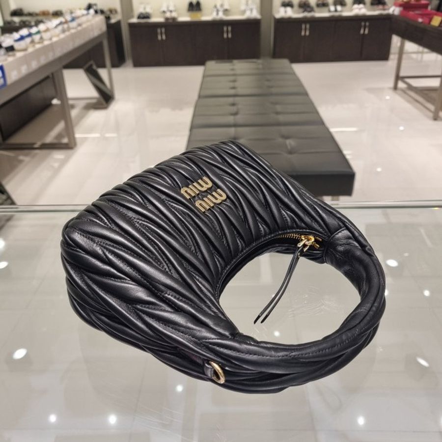 Miu Miu 5BC125 Wander Matelasse 納帕軟皮半月包 黑色《當季專櫃正售★全新商品 》-5