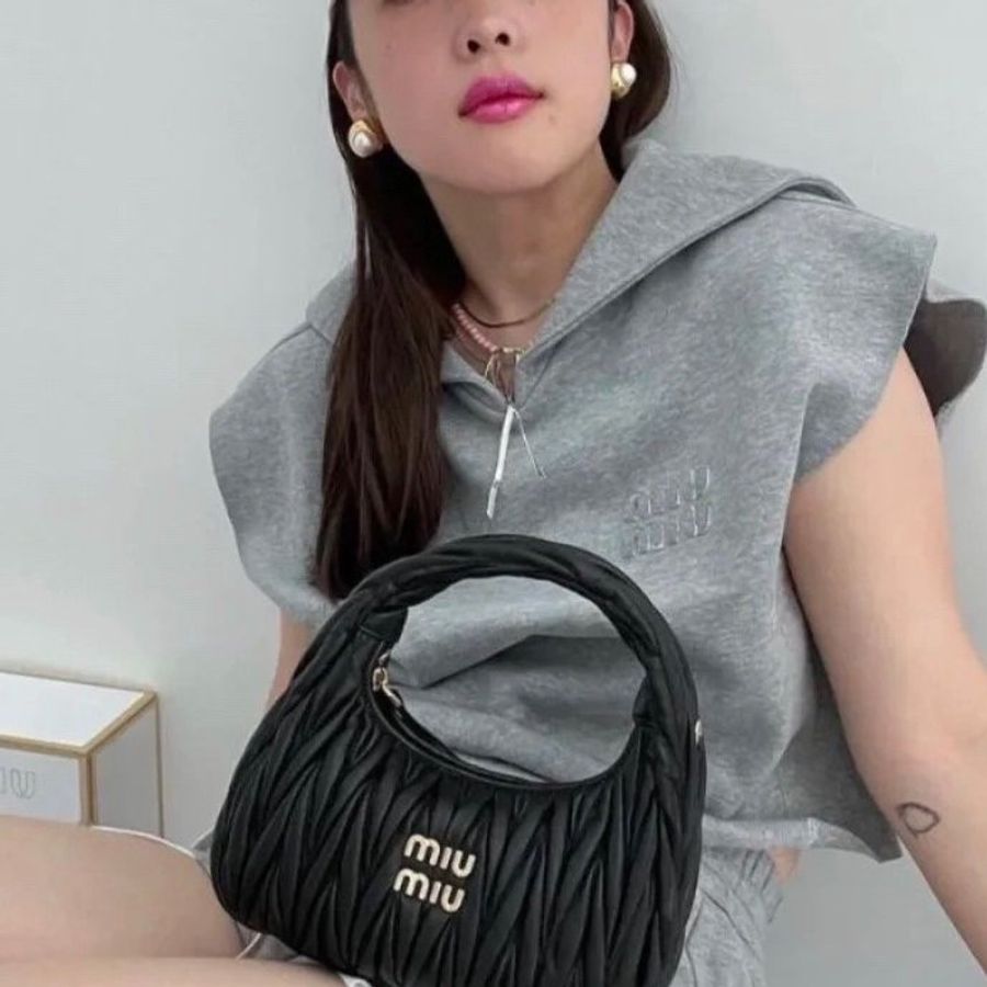 Miu Miu 5BC125 Wander Matelasse 納帕軟皮半月包 黑色《當季專櫃正售★全新商品 》-9
