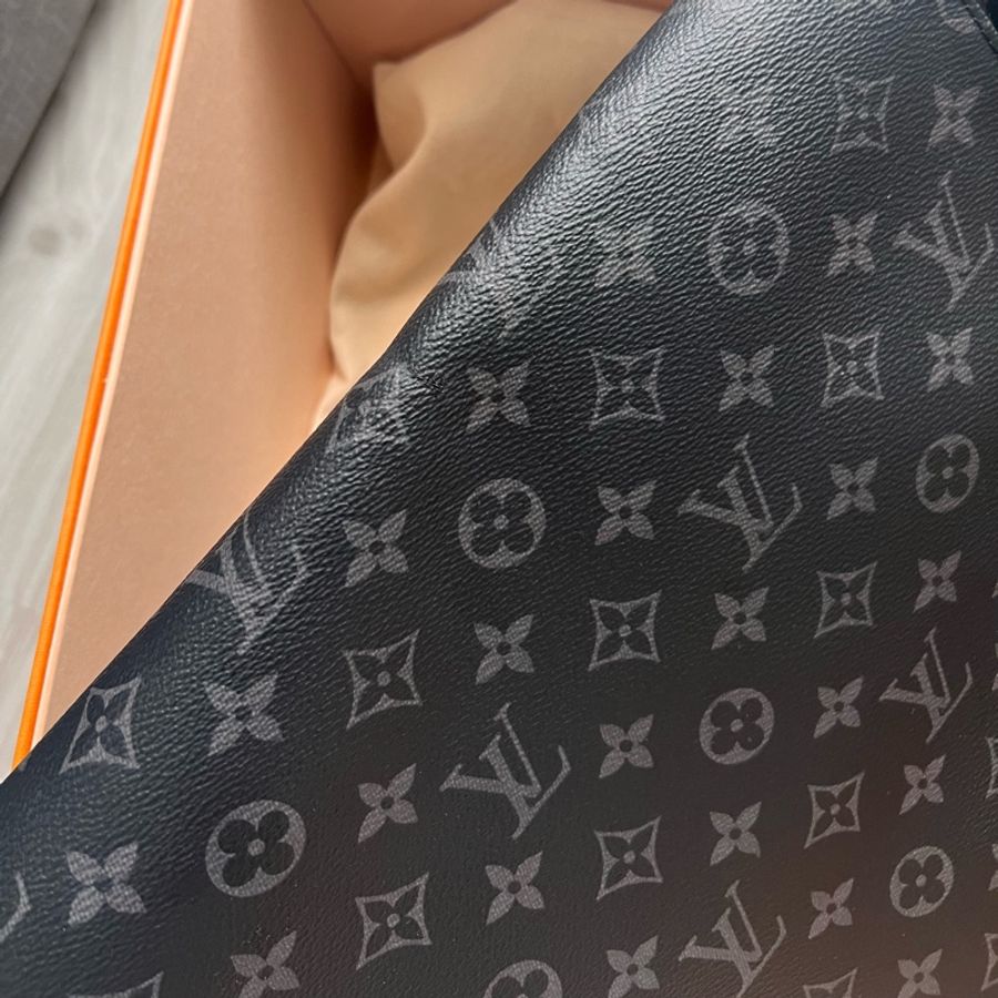 LV M44001 DISTRICT 黑花男士中號郵差包 公文包 電腦包 單肩背包 斜背包 這個新的大概要近七萬了 割愛28800🤎🤎🤎 内部乾淨,四角無摩,正常使用痕跡 包況都有拍出來 高標繞道 尺寸:31x27x9 cm 配件:原廠盒,塵袋 ,小卡-2