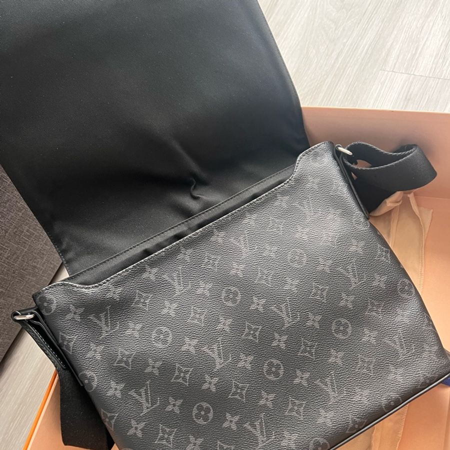 LV M44001 DISTRICT 黑花男士中號郵差包 公文包 電腦包 單肩背包 斜背包 這個新的大概要近七萬了 割愛28800🤎🤎🤎 内部乾淨,四角無摩,正常使用痕跡 包況都有拍出來 高標繞道 尺寸:31x27x9 cm 配件:原廠盒,塵袋 ,小卡-4