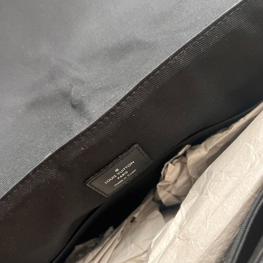 LV M44001 DISTRICT 黑花男士中號郵差包 公文包 電腦包 單肩背包 斜背包 這個新的大概要近七萬了 割愛28800🤎🤎🤎 内部乾淨,四角無摩,正常使用痕跡 包況都有拍出來 高標繞道 尺寸:31x27x9 cm 配件:原廠盒,塵袋 ,小卡-5