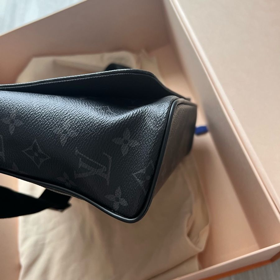LV M44001 DISTRICT 黑花男士中號郵差包 公文包 電腦包 單肩背包 斜背包 這個新的大概要近七萬了 割愛28800🤎🤎🤎 内部乾淨,四角無摩,正常使用痕跡 包況都有拍出來 高標繞道 尺寸:31x27x9 cm 配件:原廠盒,塵袋 ,小卡-7