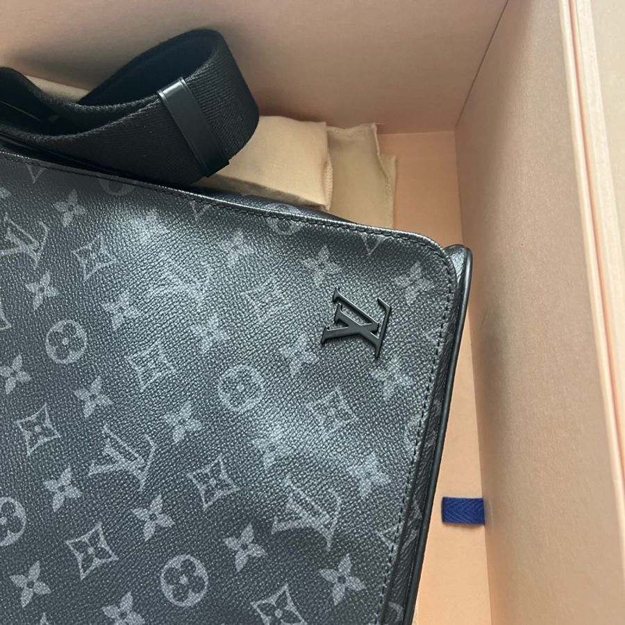 LV M44001 DISTRICT 黑花男士中號郵差包 公文包 電腦包 單肩背包 斜背包 這個新的大概要近七萬了 割愛28800🤎🤎🤎 内部乾淨,四角無摩,正常使用痕跡 包況都有拍出來 高標繞道 尺寸:31x27x9 cm 配件:原廠盒,塵袋 ,小卡-9