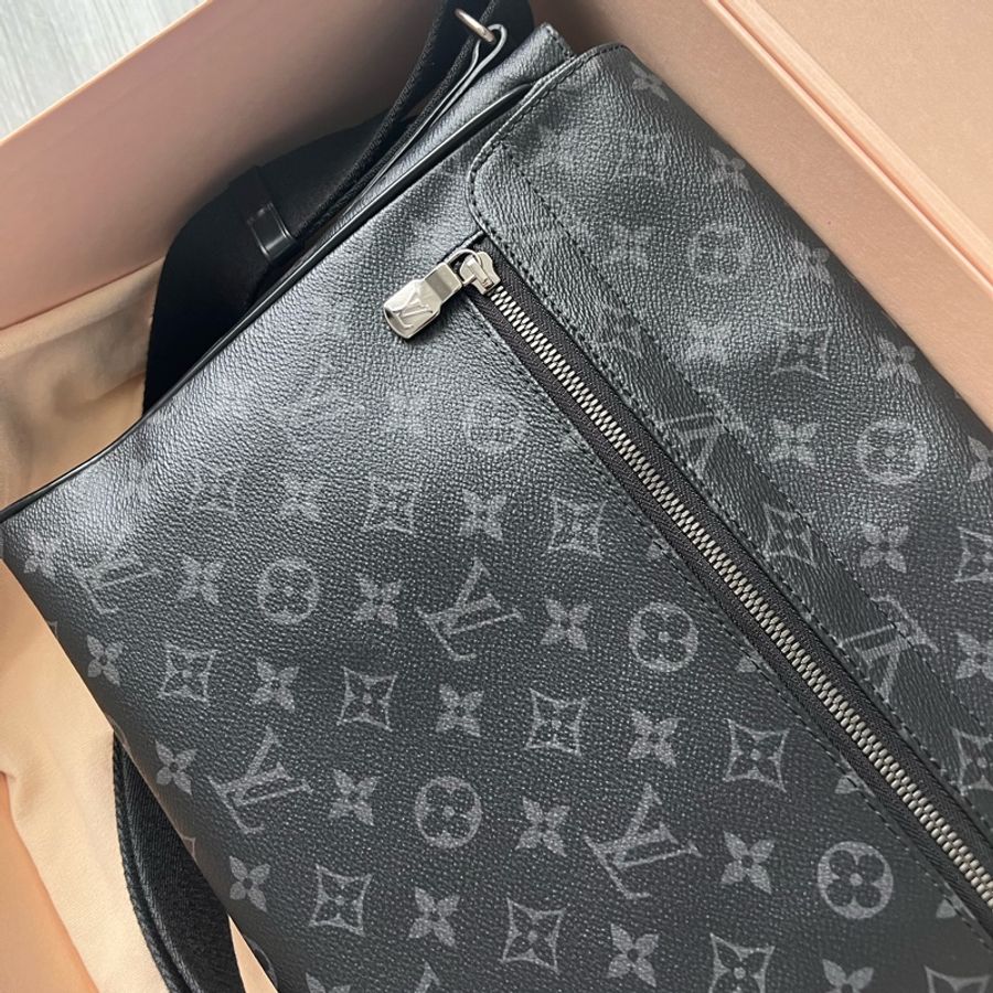 LV M44001 DISTRICT 黑花男士中號郵差包 公文包 電腦包 單肩背包 斜背包 這個新的大概要近七萬了 割愛28800🤎🤎🤎 内部乾淨,四角無摩,正常使用痕跡 包況都有拍出來 高標繞道 尺寸:31x27x9 cm 配件:原廠盒,塵袋 ,小卡-16