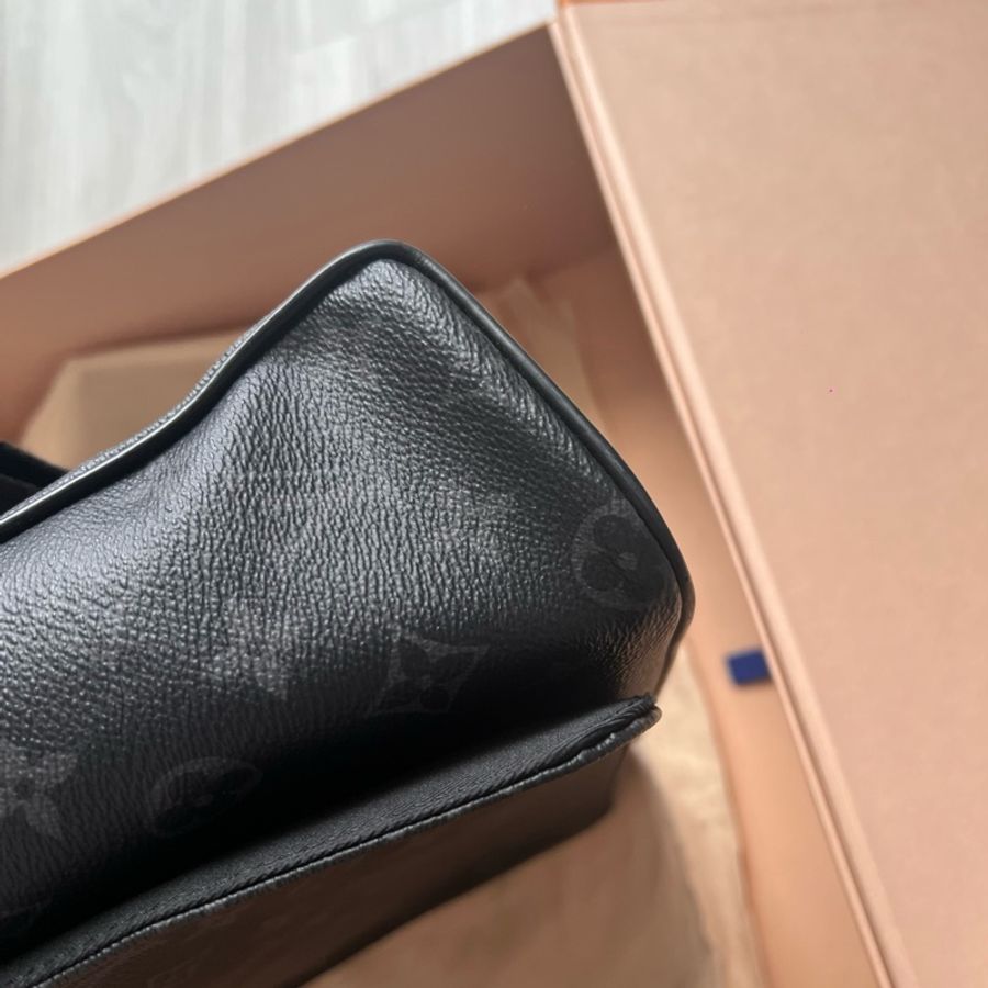 LV M44001 DISTRICT 黑花男士中號郵差包 公文包 電腦包 單肩背包 斜背包 這個新的大概要近七萬了 割愛28800🤎🤎🤎 内部乾淨,四角無摩,正常使用痕跡 包況都有拍出來 高標繞道 尺寸:31x27x9 cm 配件:原廠盒,塵袋 ,小卡-18