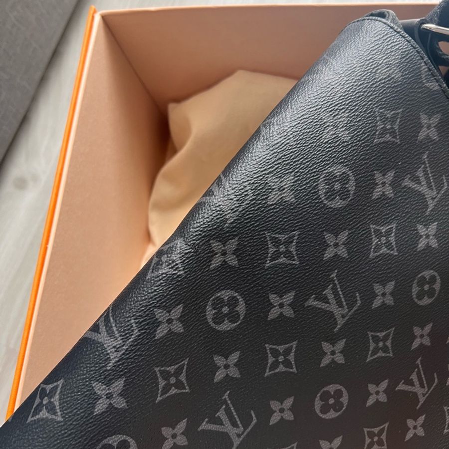 LV M44001 DISTRICT 黑花男士中號郵差包 公文包 電腦包 單肩背包 斜背包 這個新的大概要近七萬了 割愛28800🤎🤎🤎 内部乾淨,四角無摩,正常使用痕跡 包況都有拍出來 高標繞道 尺寸:31x27x9 cm 配件:原廠盒,塵袋 ,小卡-21
