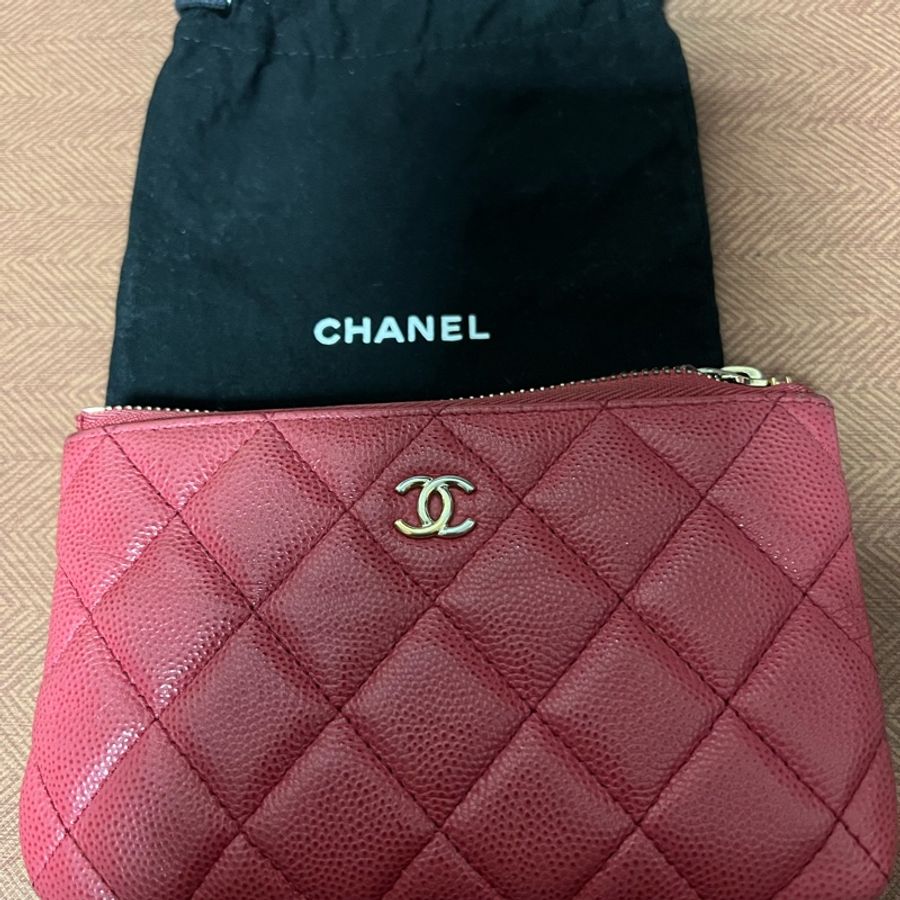 二手 CHANEL 荔枝牛皮淡金釦 莓紅色 拉鍊一字款零錢包-3