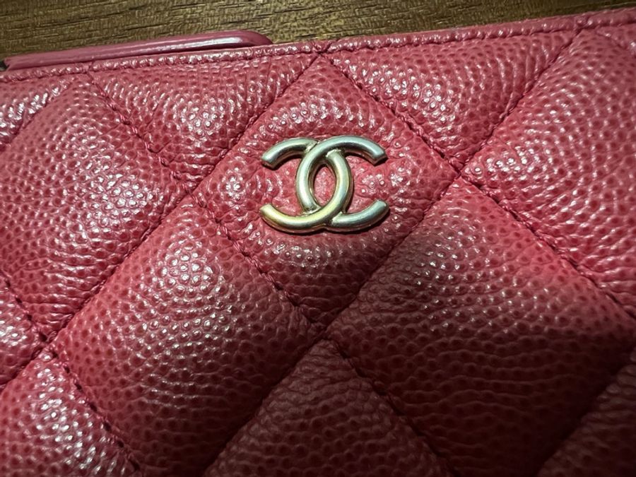 二手 CHANEL 荔枝牛皮淡金釦 莓紅色 拉鍊一字款零錢包-6