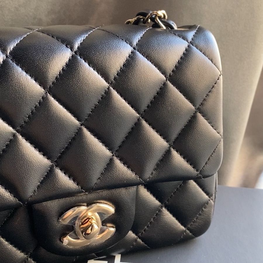 Chanel 金色CC Logo 菱格紋小羊皮迷你口蓋包/方胖包(黑色)-2