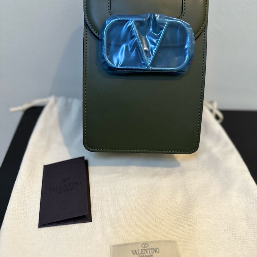 VALENTINO-0