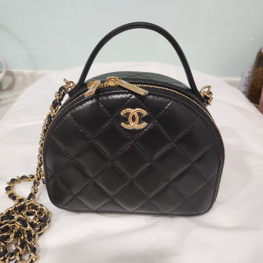 CHANEL 香奈兒提把半月包-8