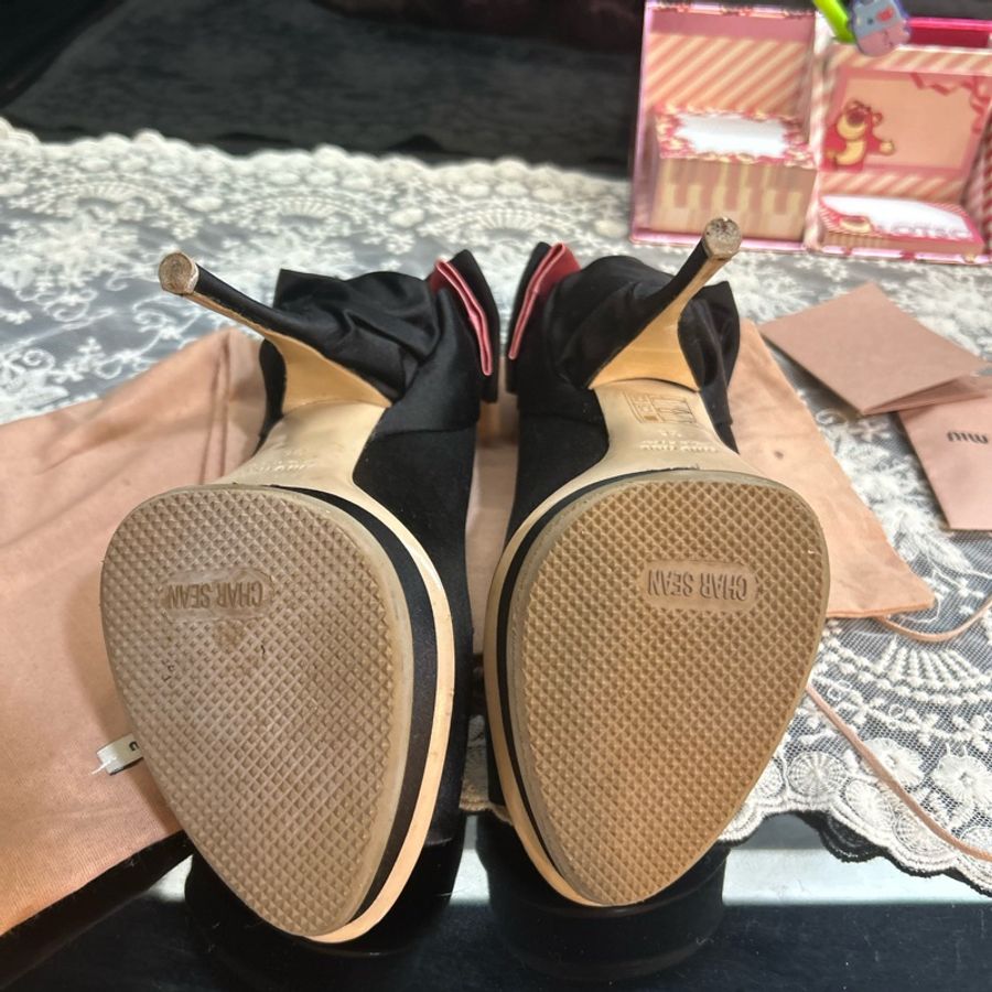 miu miu 緞面黑粉蝴蝶結高跟鞋-8