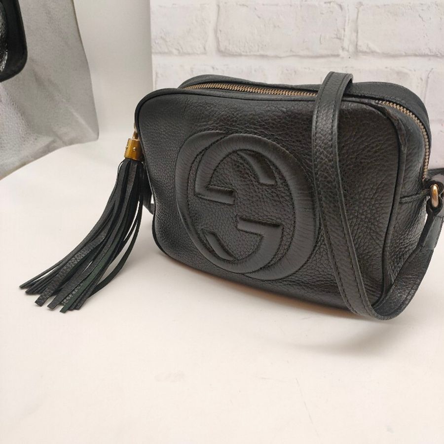 GUCCI 古馳 經典GUCCI 古馳 308364 經典SOHO系列大LOGO流蘇吊飾肩背/斜背相機包(黒色)小牛皮荔枝皮金鍊,-35