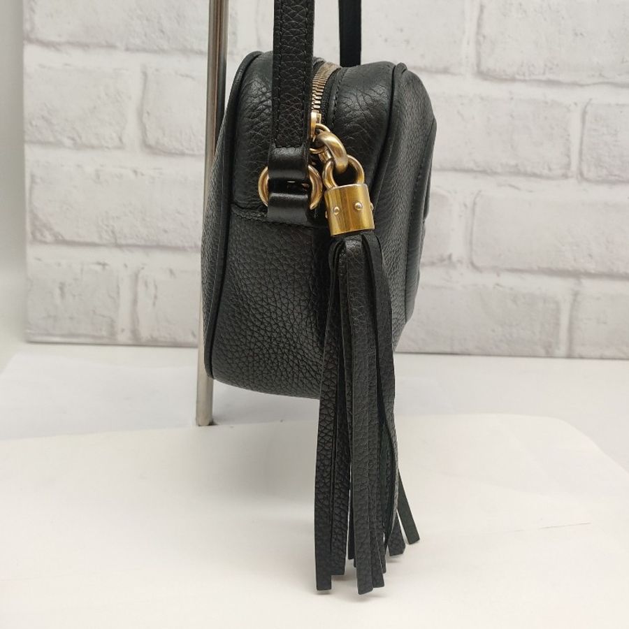 GUCCI 古馳 經典GUCCI 古馳 308364 經典SOHO系列大LOGO流蘇吊飾肩背/斜背相機包(黒色)小牛皮荔枝皮金鍊,-42