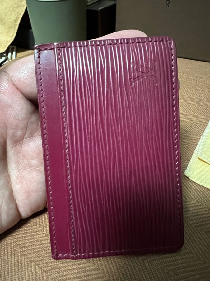 Louis Vuitton LV  EPI 水波紋 莓果色牛皮卡片夾-1