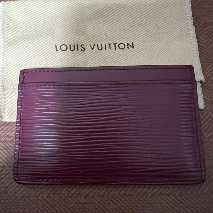 Louis Vuitton LV  EPI 水波紋 莓果色牛皮卡片夾-3