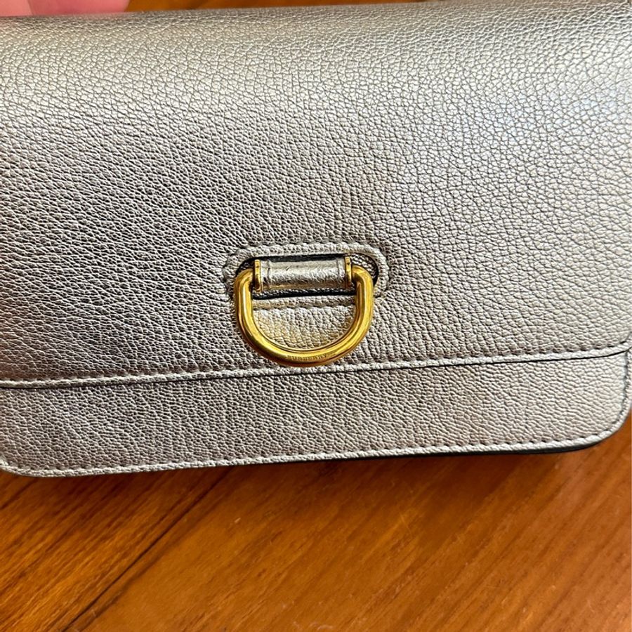 Burberry 銀色掀蓋斜背鏈包-3