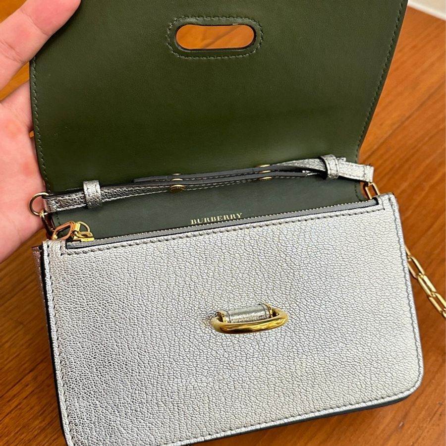 Burberry 銀色掀蓋斜背鏈包-6