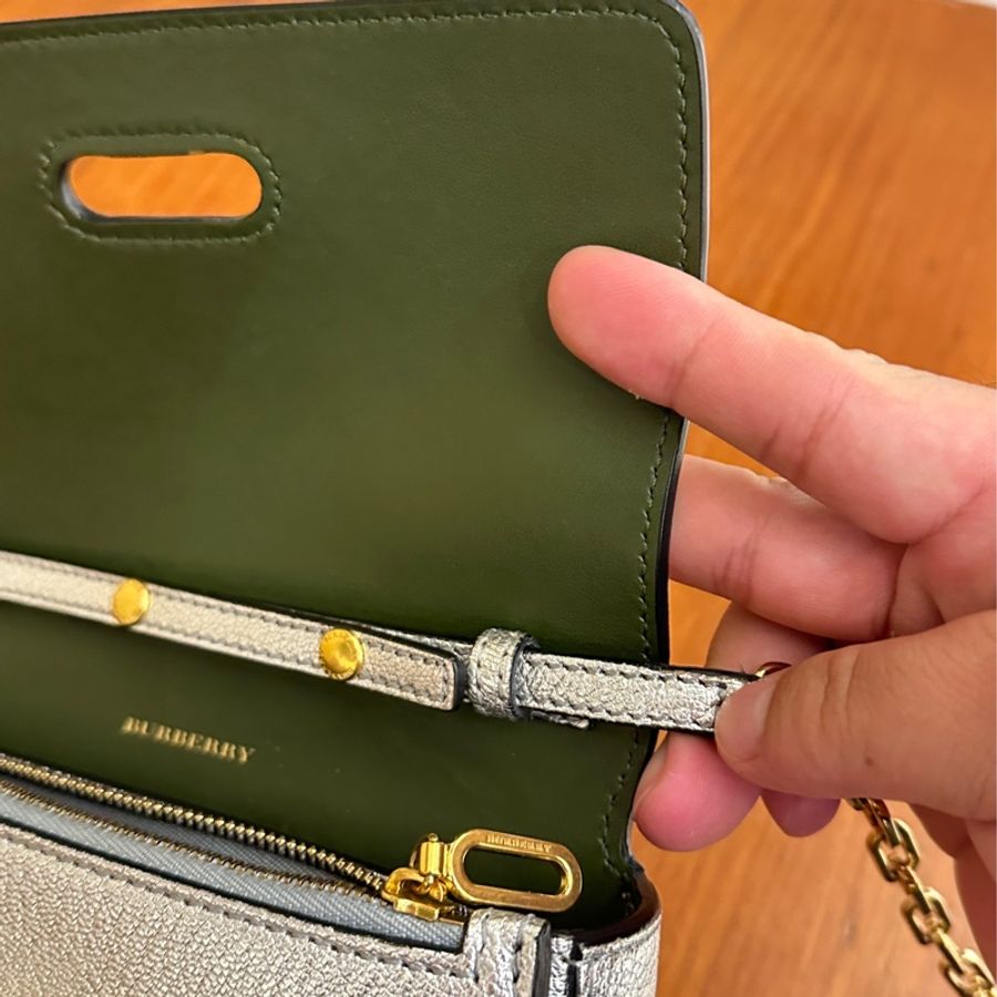 Burberry 銀色掀蓋斜背鏈包-10