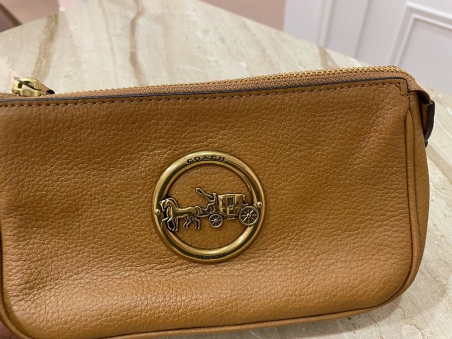 COACH 素面荔枝紋皮革馬車金屬圓環LOGO手提/手拿晚宴包-淺棕色-0