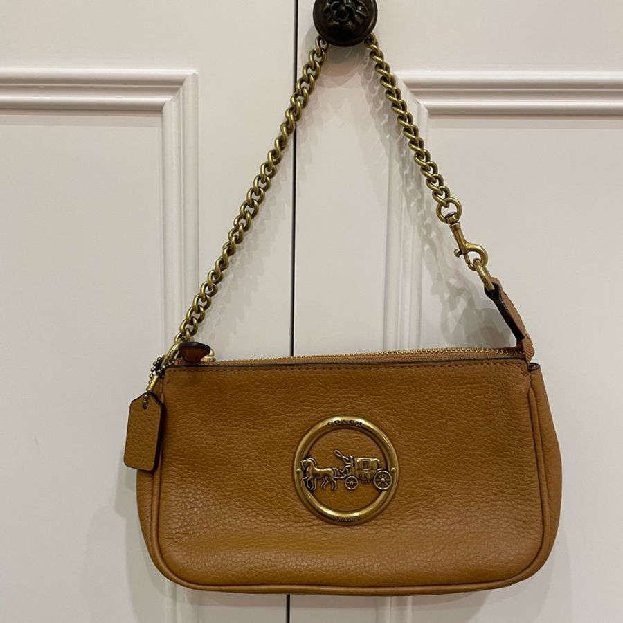 COACH 素面荔枝紋皮革馬車金屬圓環LOGO手提/手拿晚宴包-淺棕色-2