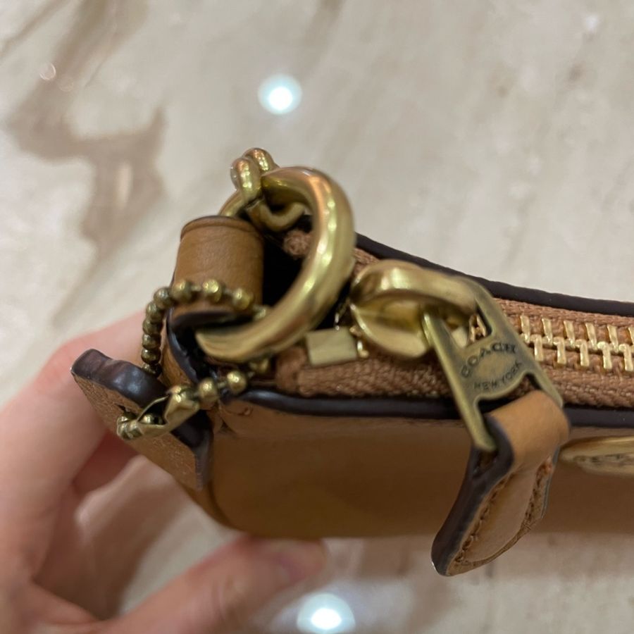 COACH 素面荔枝紋皮革馬車金屬圓環LOGO手提/手拿晚宴包-淺棕色-3