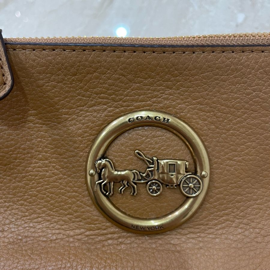 COACH 素面荔枝紋皮革馬車金屬圓環LOGO手提/手拿晚宴包-淺棕色-5