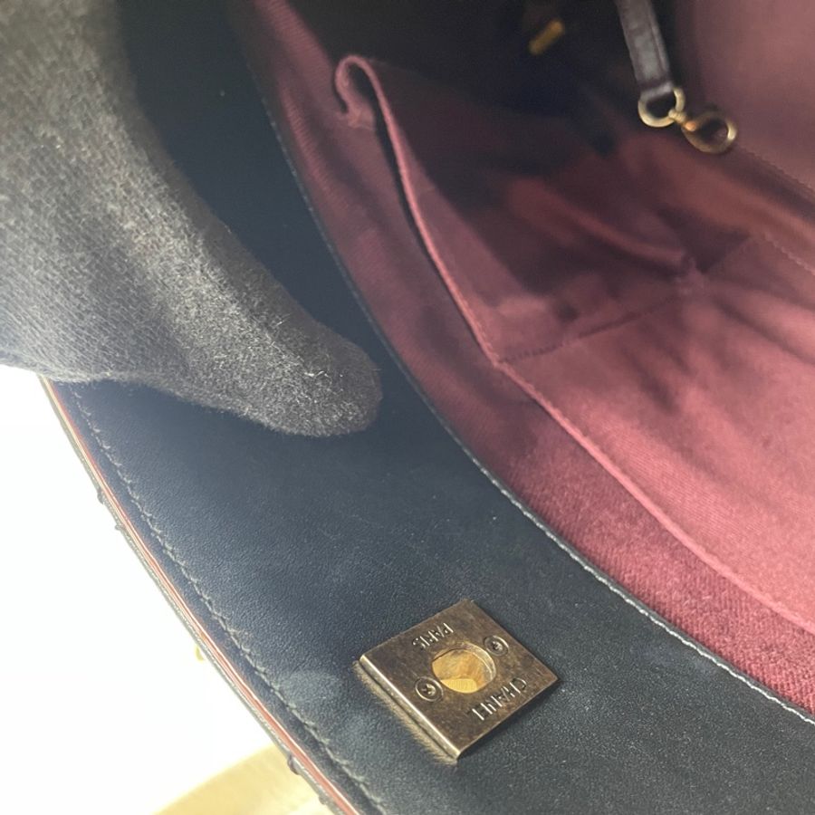 CHANEL黑小牛皮托特包-15