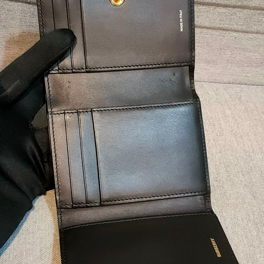 🔥10/9-10/30週年慶🔥【最後倒數】【9成新】㊣✨ Burberry✨(附防塵袋)博柏利 TB 黑色 金釦 壓紋 短夾 皮夾 錢包/二手精品/保證正品🌳二手樹屋🌳-16