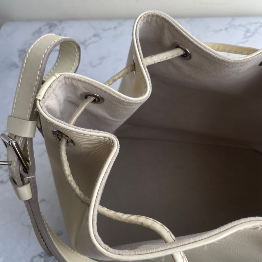 LV 米白色EPI水波紋皮革水桶包-12