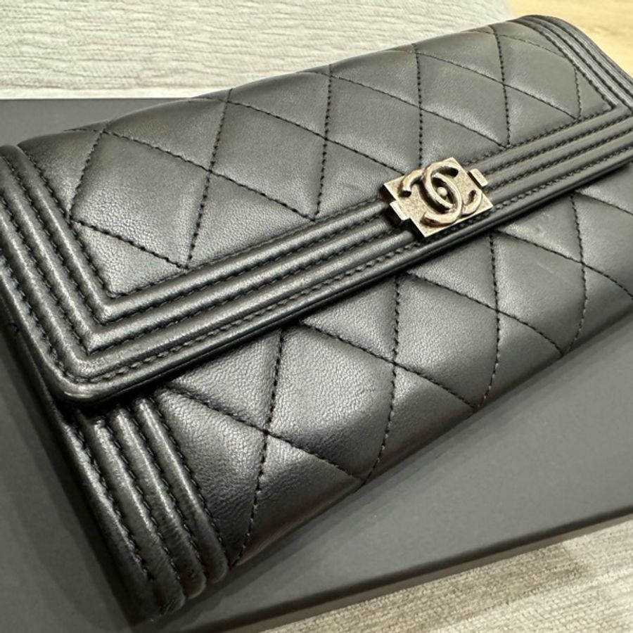 Chanel Boy 羊皮復古銀扣長夾-10