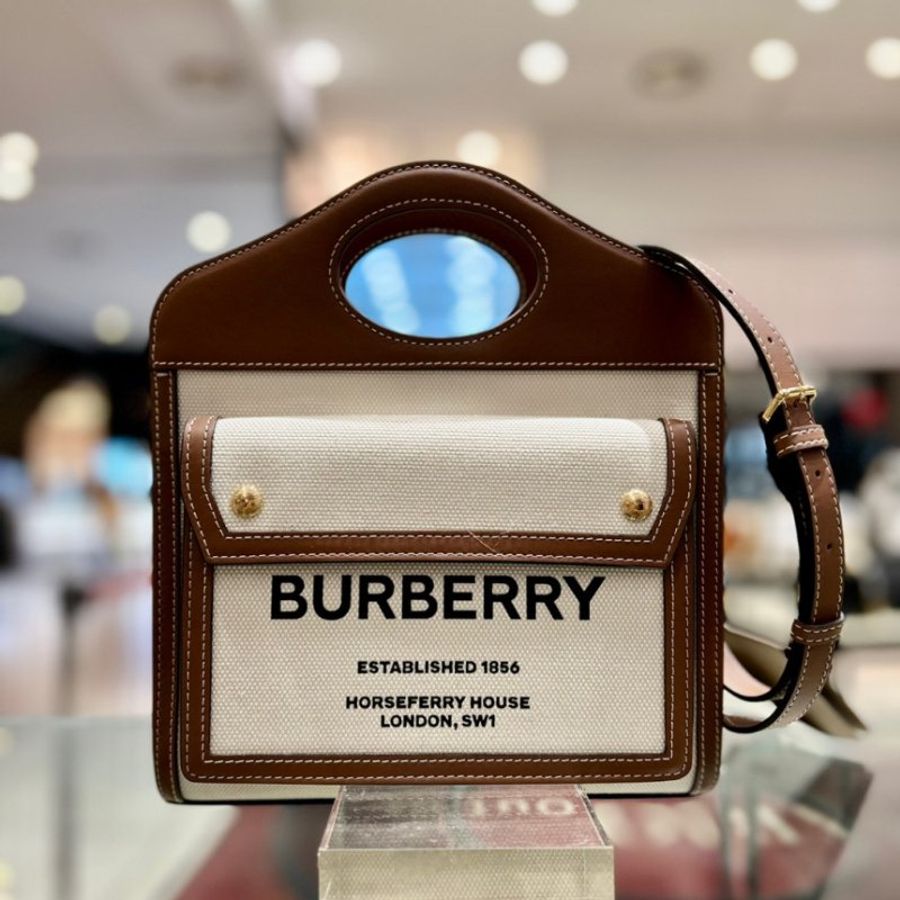 Burberry 迷你雙色調帆布拼皮革 Pocket 包 自然色/麥芽棕色《2024季度新品》-2