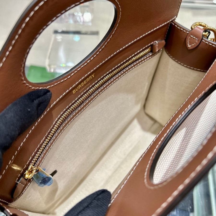 Burberry 迷你雙色調帆布拼皮革 Pocket 包 自然色/麥芽棕色《2024季度新品》-4
