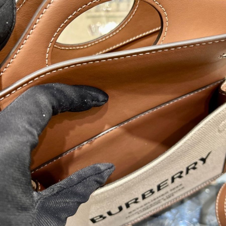 Burberry 迷你雙色調帆布拼皮革 Pocket 包 自然色/麥芽棕色《2024季度新品》-7