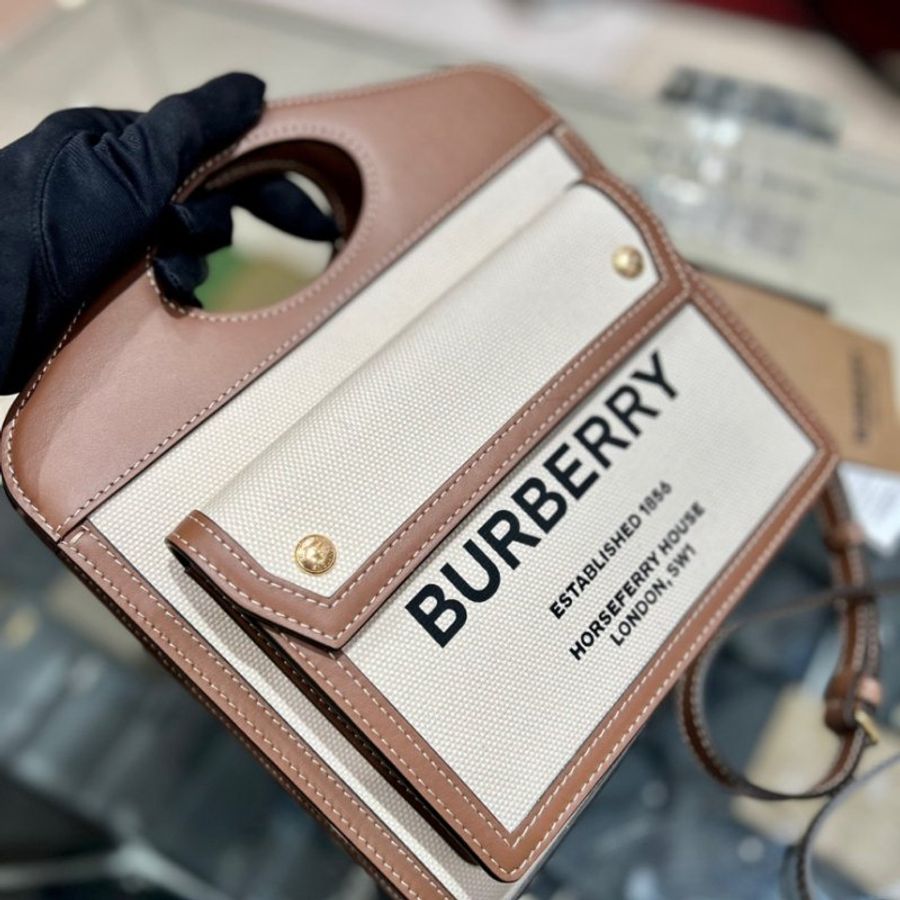 Burberry 迷你雙色調帆布拼皮革 Pocket 包 自然色/麥芽棕色《2024季度新品》-9