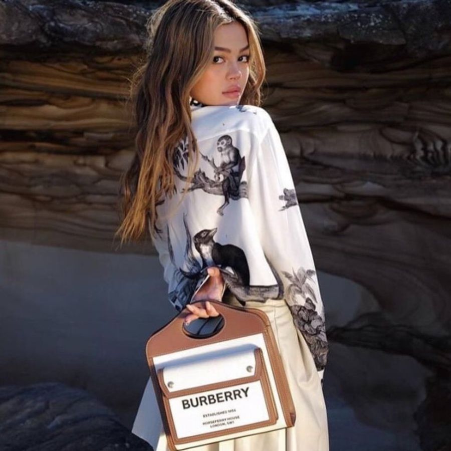 Burberry 迷你雙色調帆布拼皮革 Pocket 包 自然色/麥芽棕色《2024季度新品》-11