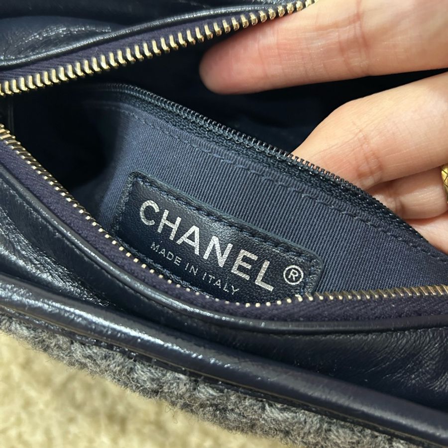 Chanel 25開 小號深藍黑金色菱格紋流浪包-13