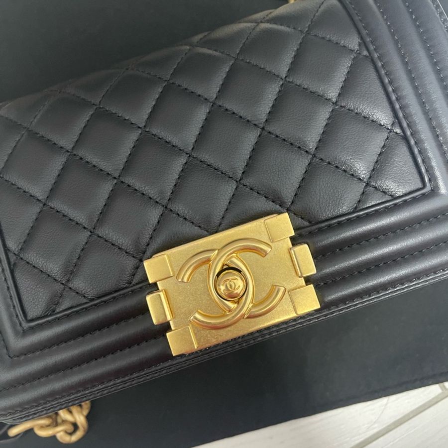 香奈兒 CHANEL BOY 20 黑金牛皮小號-1