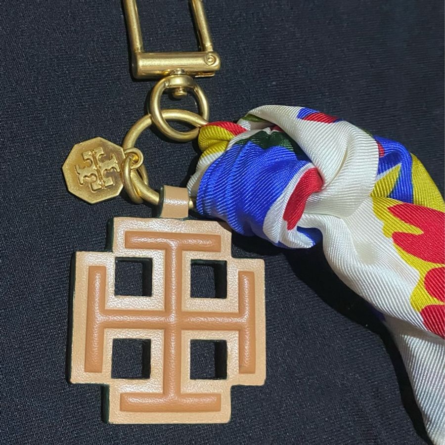 TORY BURCH 霧金釦卡其配絲巾鑰匙圈 吊飾 配件 配飾-2
