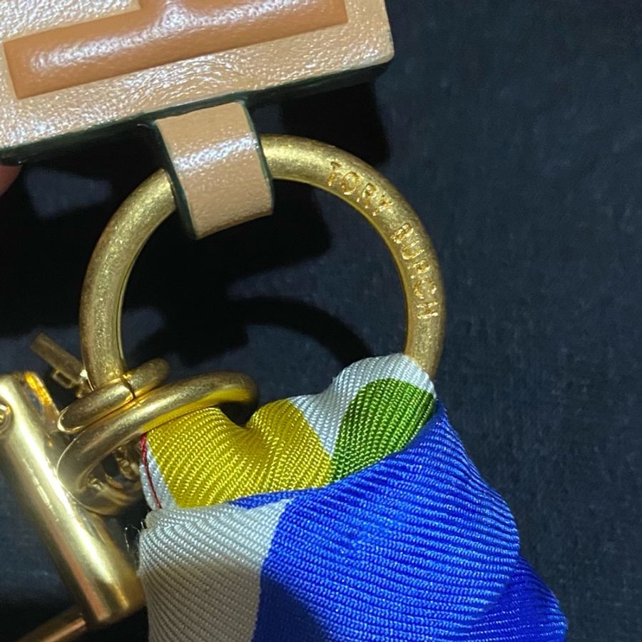 TORY BURCH 霧金釦卡其配絲巾鑰匙圈 吊飾 配件 配飾-5