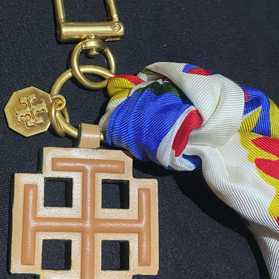 TORY BURCH 霧金釦卡其配絲巾鑰匙圈 吊飾 配件 配飾-12