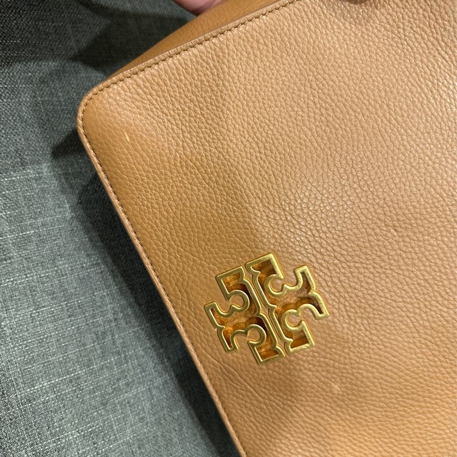 Tory Burch 奶茶色金釦皮穿鏈包-15