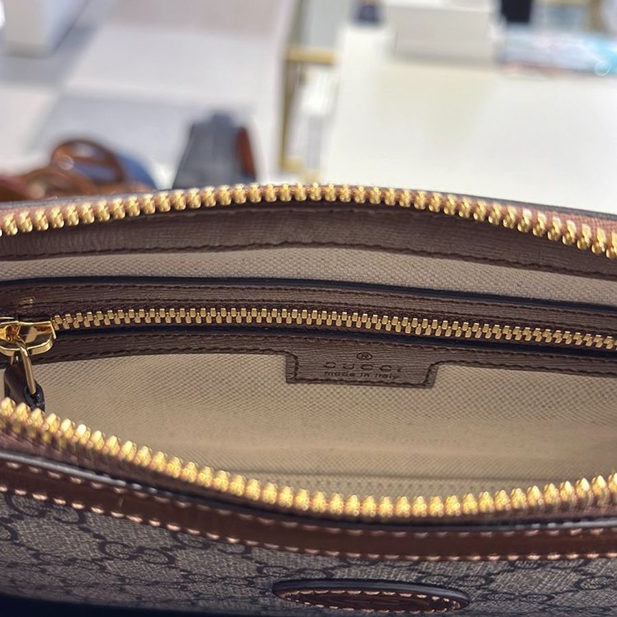 Gucci 760021 Interlocking G 附腕帶多功能郵差包 米色和烏木色《2024季度新品》-4